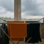 Βρέχει και θέλετε να απλώσετε; Το βρετανικό κόλπο να στεγνώσουν τα ρούχα αμέσως