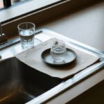 Βάλτε ένα ποτήρι στον νεροχύτη αν φύγετε από το σπίτι για λίγες ημέρες – Ο λόγος