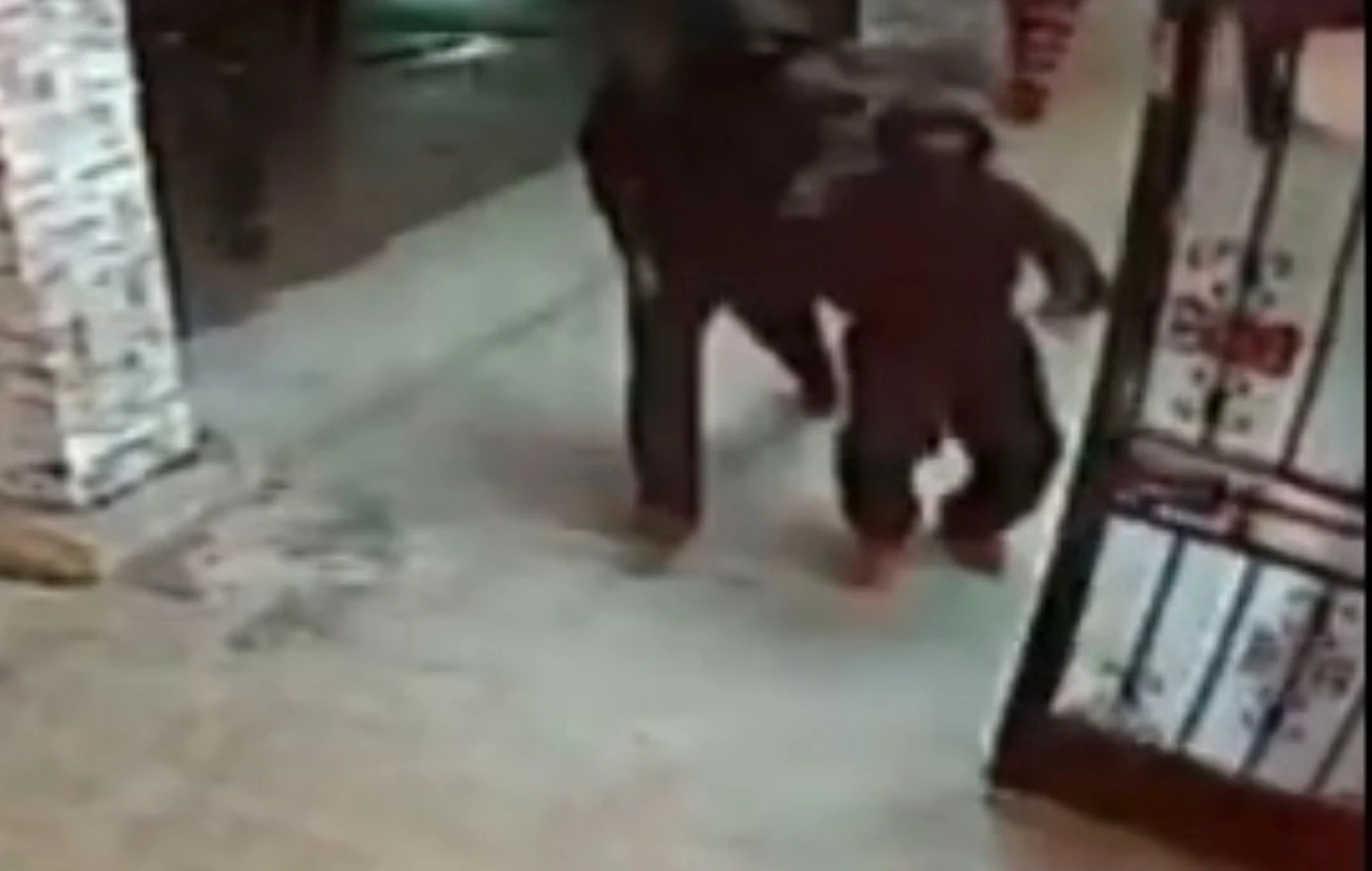 Ιδιοκτήτης κοσμηματοπωλείου πυροβολεί κατά ληστών - Δείτε το βίντεο