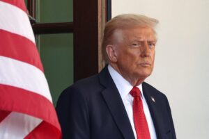 «Καταιγίδα» στο BBC: Παραιτήσεις κορυφής μετά τη διαμάχη για παραποιημένο βίντεο της ομιλίας Τραμπ