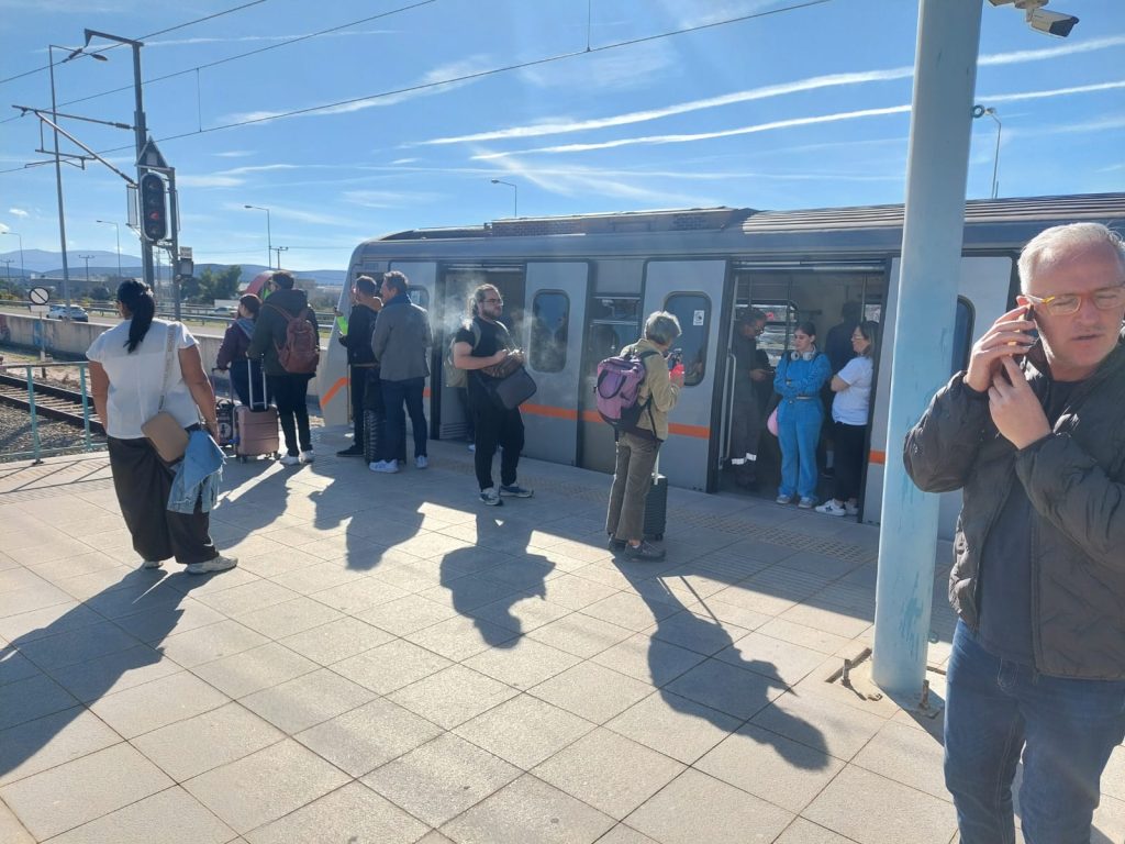 Χάος σε Μετρό και Προαστιακό – Επιβάτες εγκλωβισμένοι σχεδόν 1,5 ώρα!