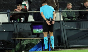 Αλλάζει για πάντα το ποδόσφαιρο: Μπαίνουν 2 διαιτητές, τέλος οι επόπτες!