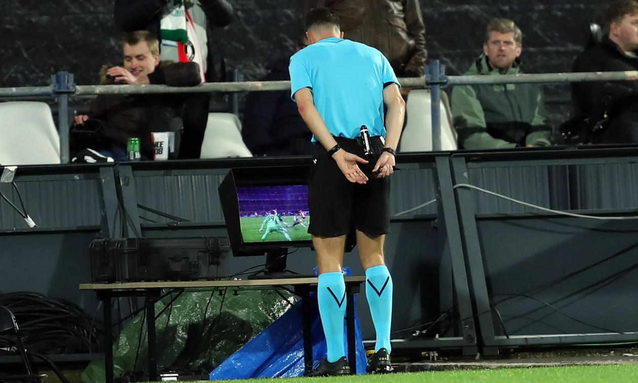 Αλλάζει για πάντα το ποδόσφαιρο: Μπαίνουν 2 διαιτητές, τέλος οι επόπτες!