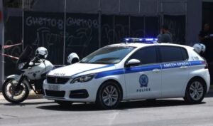 Άγρια κόντρα οδηγών στην Αργυρούπολη: Κατέβηκε από το αμάξι με τσεκούρι