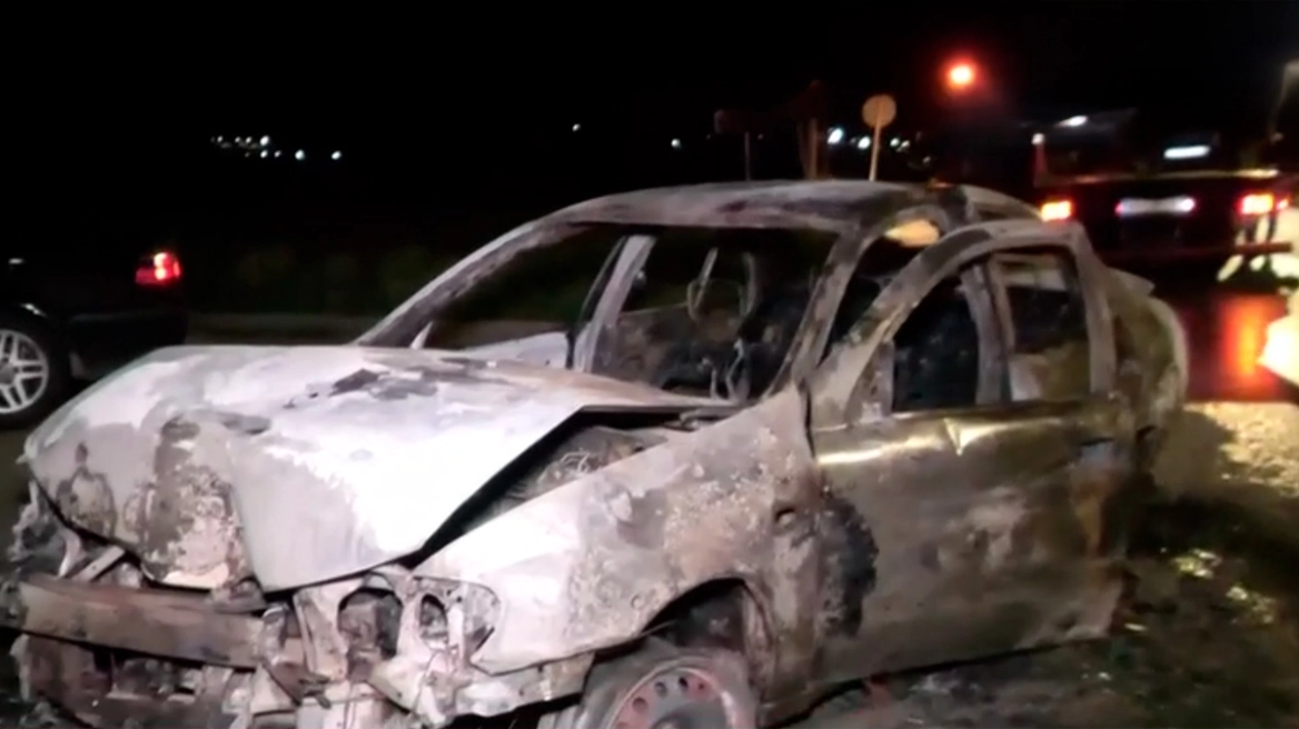 Φλεγόμενο Ι.Χ. στη Θεσσαλονίκη μετά από σύγκρουση με κολόνα