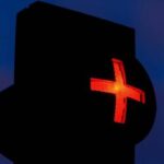 Τι σημαίνει ο σταυρός στα φανάρια – Τι πρέπει να κάνετε αν το συναντήσετε