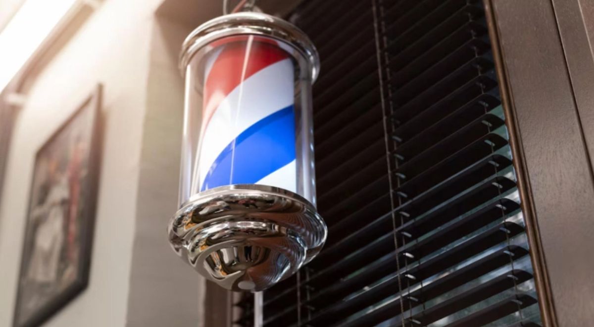 Γιατί οι μπαρμπέρηδες έχουν αυτό το σύμβολο έξω από τα μαγαζιά τους