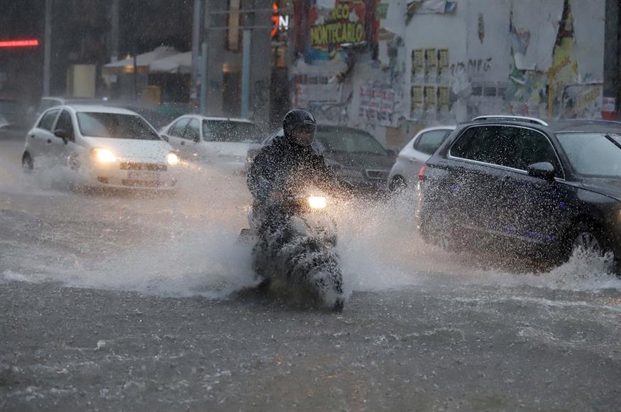 Μπουρίνι «χτύπησε» τα Νότια προάστια – Άνοιξαν οι ουρανοί