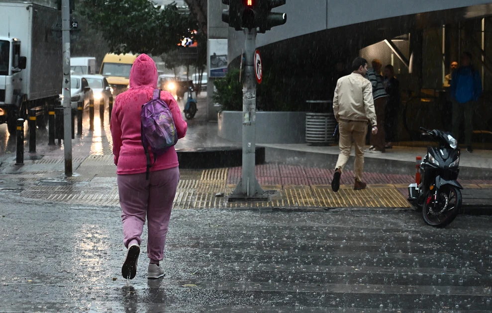 Διήμερη κακοκαιρία «σαρώνει» τη χώρα με βροχές, καταιγίδες και ισχυρούς ανέμους