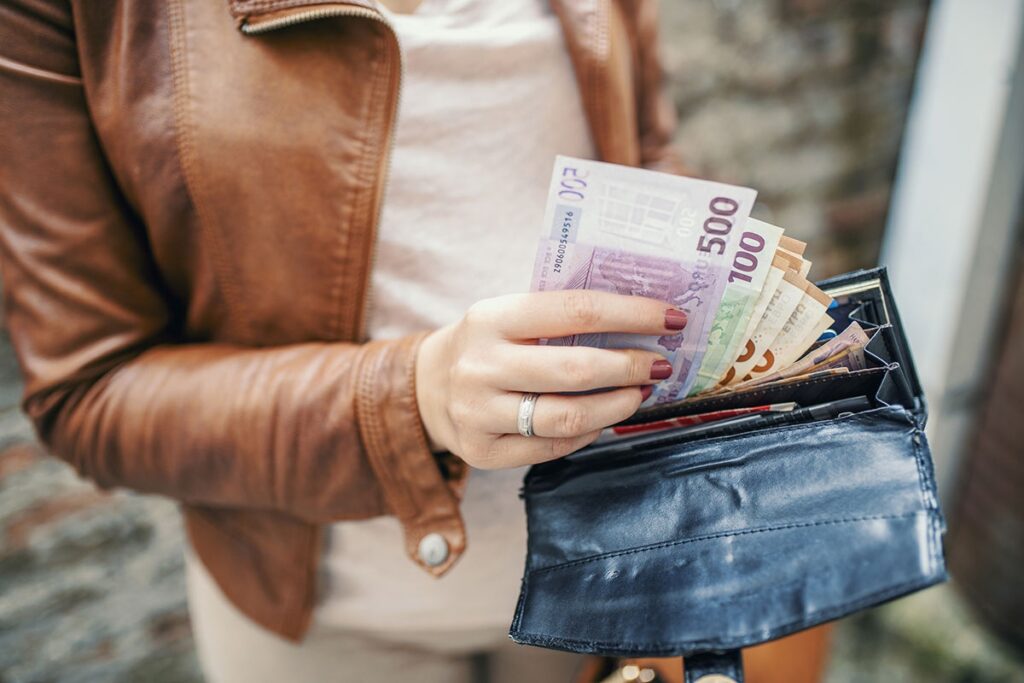 Γυναίκα βρήκε 5.500 ευρώ ξεχασμένα σε συρτάρι – Ο λόγος που η τράπεζα δεν τα δεχόταν