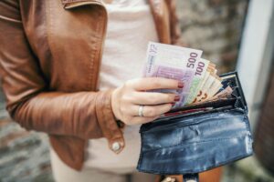 Γυναίκα βρήκε 5.500 ευρώ ξεχασμένα σε συρτάρι – Ο λόγος που η τράπεζα δεν τα δεχόταν