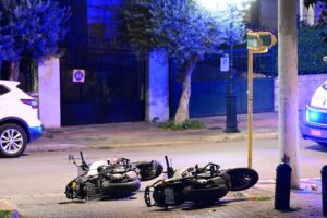 Χτύπησαν αστυνομικούς στη Δάφνη – Πυροβόλησε ο ένας το αμάξι των δραστών