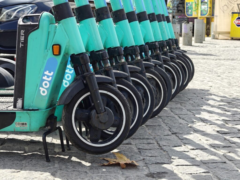 Νέοι κανόνες για τα ηλεκτρικά πατίνια στην Αθήνα: Όρια ταχύτητας και αυστηρές ζώνες απαγόρευσης