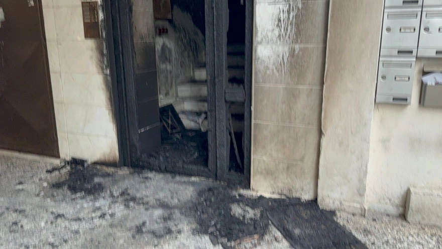 Αποκάλυψη! Ποιος μένει στην πολυκατοικία που έγινε επίθεση με γκαζάκια