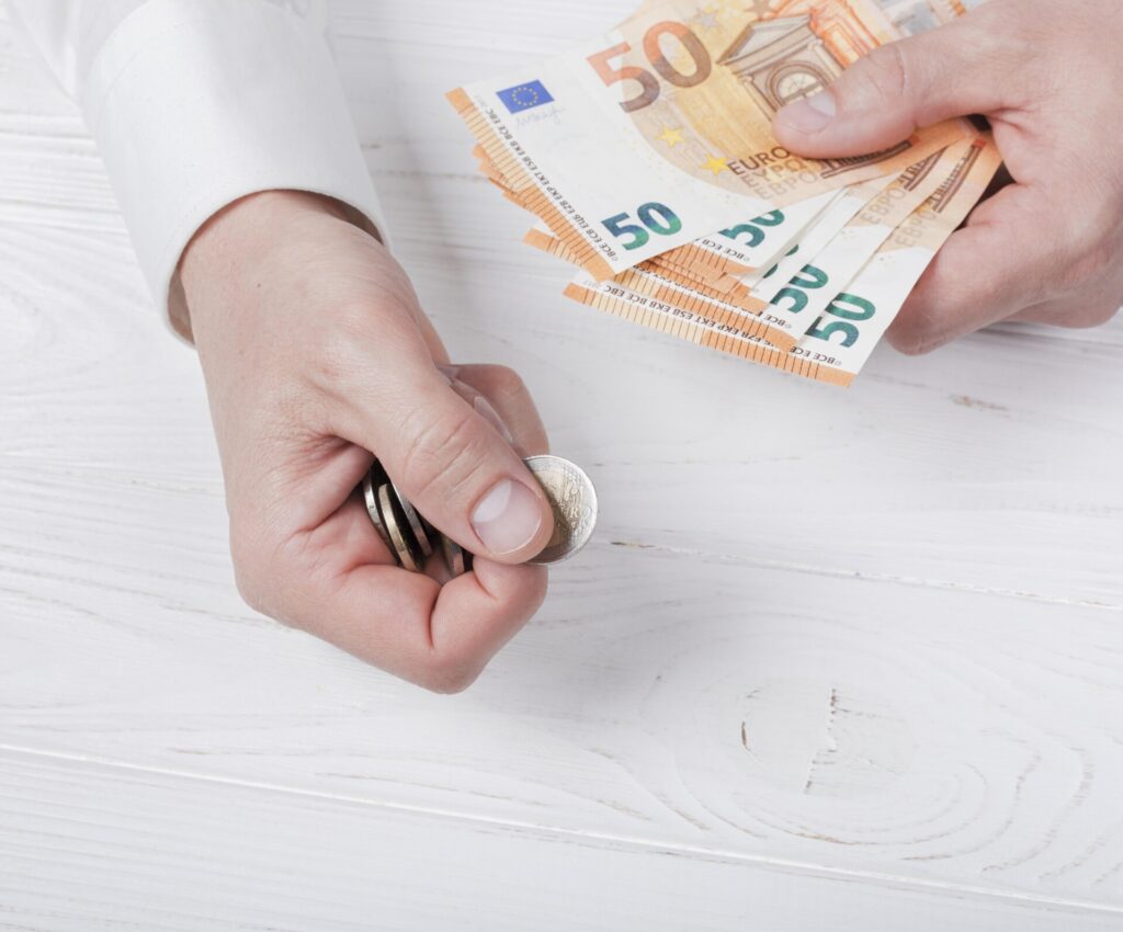 Επίδομα 250 ευρώ: Αναλυτικά ποιοι πληρώνονται στις 28 Νοεμβρίου και ποιοι «κόβονται» από τους αυστηρούς κόφτες