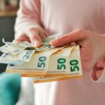 Επίδομα 250 ευρώ: Ανατροπή με την πληρωμή – Πότε μπαίνει στους λογαριασμούς