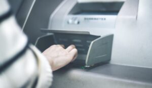 Επίδομα 500 ευρώ: Πότε μπαίνει στα ΑΤΜ