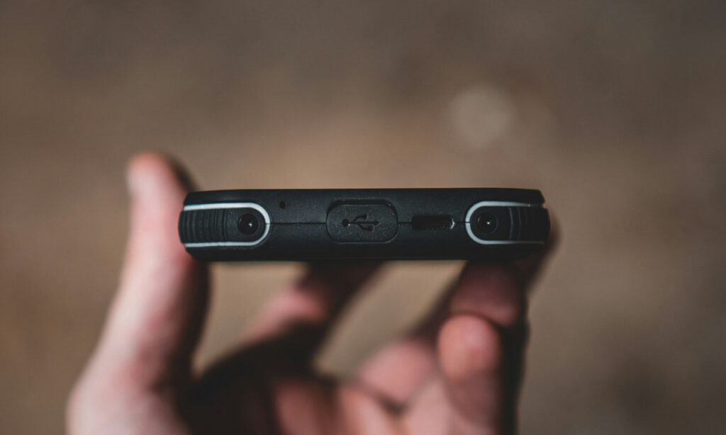 Σε τι χρησιμεύει η μικρή στρογγυλή τρύπα στα κινητά τηλέφωνα δίπλα στην είσοδο του φορτιστή