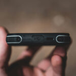 Σε τι χρησιμεύει η μικρή στρογγυλή τρύπα στα κινητά τηλέφωνα δίπλα στην είσοδο του φορτιστή