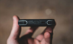 Σε τι χρησιμεύει η μικρή στρογγυλή τρύπα στα κινητά τηλέφωνα δίπλα στην είσοδο του φορτιστή