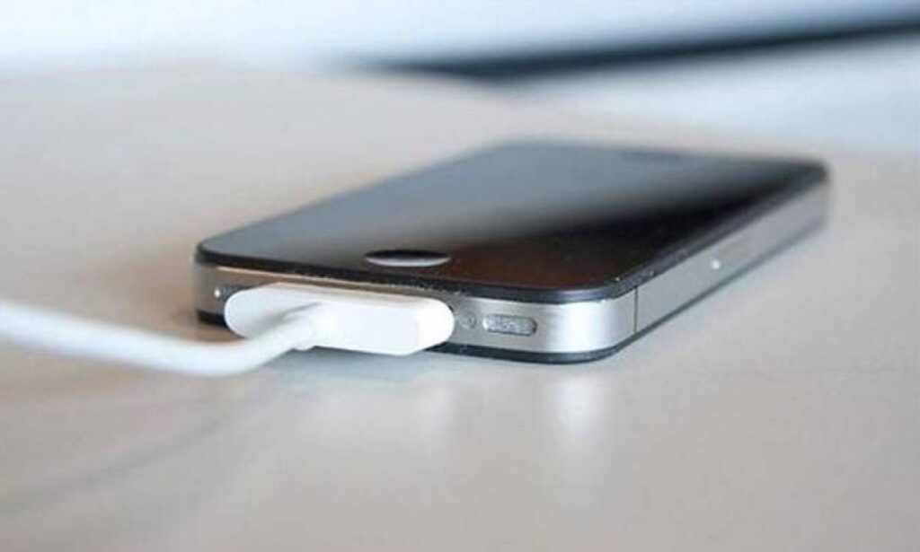 Φόρτιση κινητού: Το λάθος που κάνουμε όλοι – «Πρέπει να το σταματήσετε»