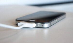 Φόρτιση κινητού: Το λάθος που κάνουμε όλοι – «Πρέπει να το σταματήσετε»