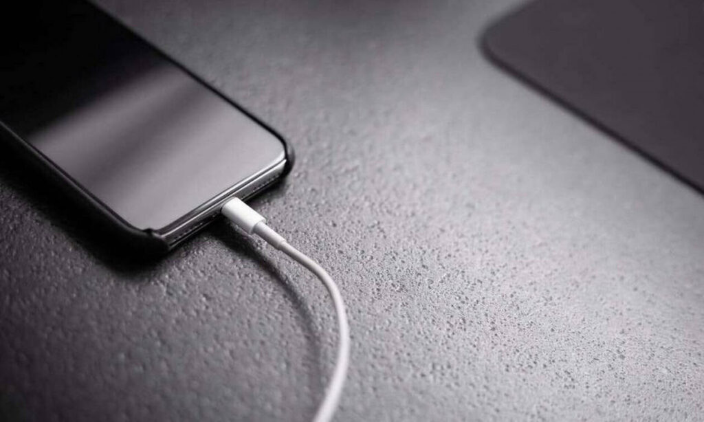 Γιατί ζεσταίνεται ο φορτιστής του κινητού σας τηλεφώνου και πώς να το διορθώσετε;