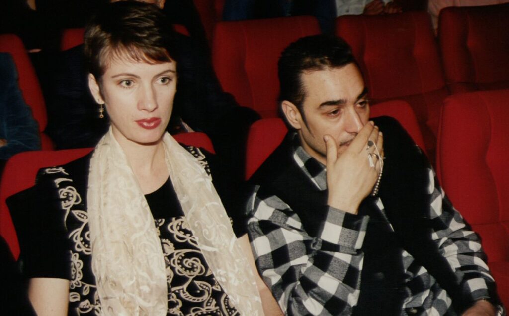 Θρήνος για τον Νότη Σφακιανάκη – Έφυγε από τη ζωή η σύζυγός του, Κίλι: «Ήξερα ότι είχε πάρκινσον, αλλά δεν έφυγε από αυτό…»