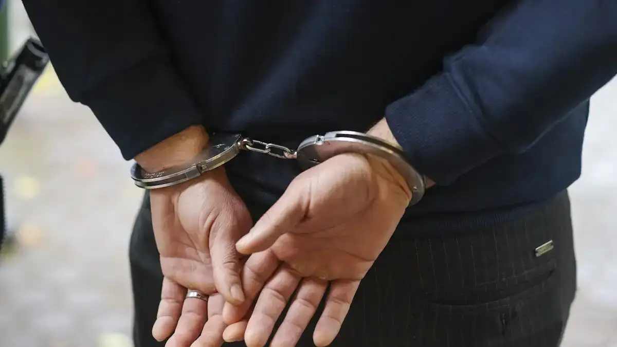 Απίστευτα πράγματα στην Θεσσαλονίκη: Πυροβολούσε στον αέρα επειδή ανήλικοι έκαναν φασαρία