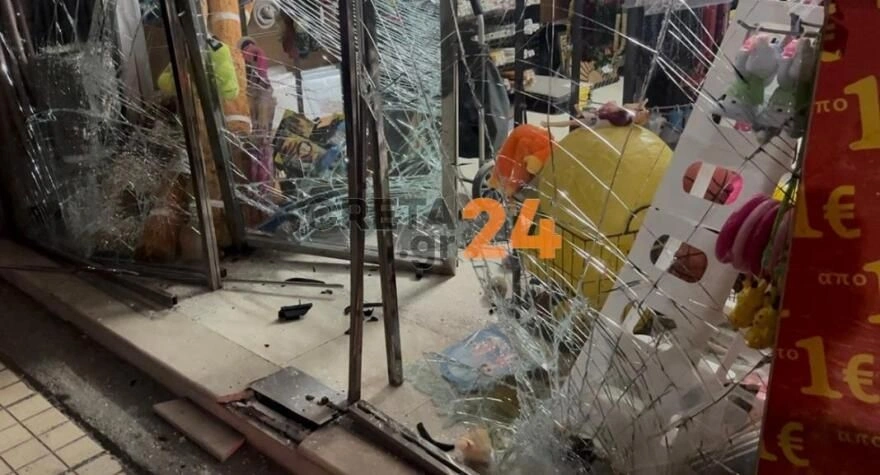 Αυτοκίνητο έχασε τον έλεγχο και διέλυσε βιτρίνα καταστήματος στο Ηράκλειο
