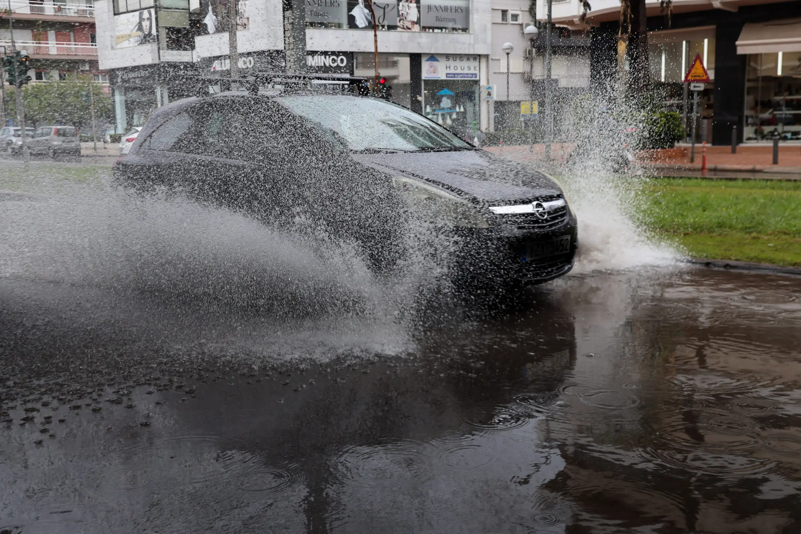 Σαρώνει την Ελλάδα η κακοκαιρία Adel – Πλημμύρες, κλειστά σχολεία και σοβαρά προβλήματα 