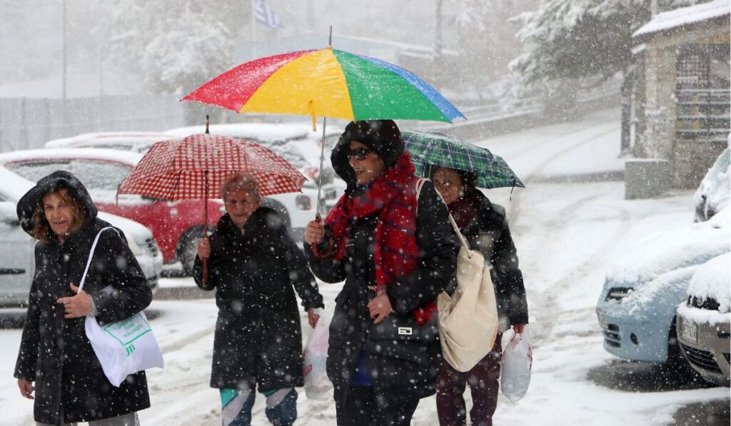 Στα λευκά η χώρα: Σε ποια πόλη θα χιονίσει αύριο