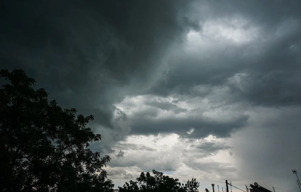 Η Ελλάδα μπαίνει σε νέο κύμα κακοκαιρίας: Βροχές και μεγάλη πτώση θερμοκρασίας – Πού χρειάζεται προσοχή