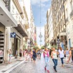 Εορταστικό ωράριο καταστημάτων 2025: Οι νέες ώρες λειτουργίας των μαγαζιών – Ποιες Κυριακές θα μείνουν ανοιχτά