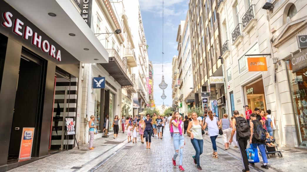 Εορταστικό ωράριο καταστημάτων 2025: Οι νέες ώρες λειτουργίας των μαγαζιών - Ποιες Κυριακές θα μείνουν ανοιχτά