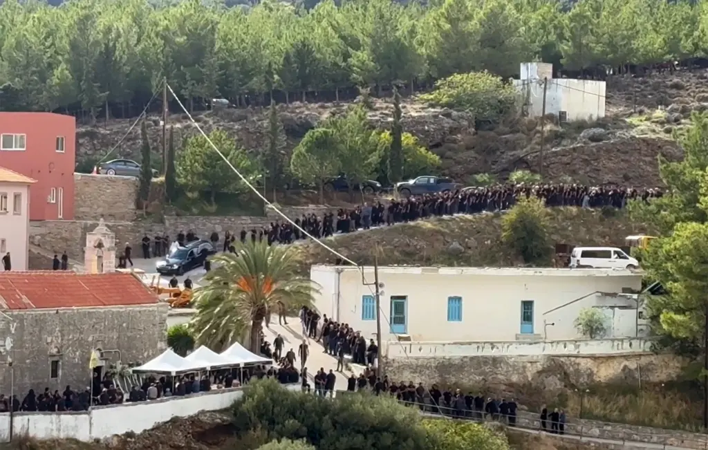 «Σ’ αγαπώ μ’ ακούς;»: Ανατριχίλα στα Βορίζια στην κηδεία του 39χρονου Φανούρη