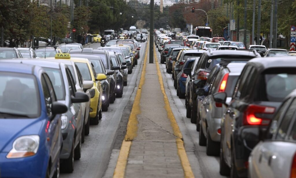 Μεγάλη κίνηση στους δρόμους της Αττικής – Καθυστερήσεις στον Κηφισό και την Αττική Οδό