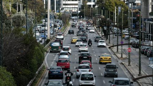 Συναγερμός στην Κηφισίας μετά τον τραυματισμό πεζού από διερχόμενη μοτοσυκλέτα