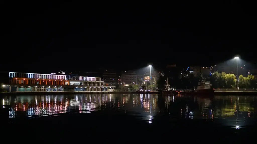 Πειραιάς: 48χρονος έπεσε στη θάλασσα – Λιμενικός βούτηξε και τον έσωσε την τελευταία στιγμή