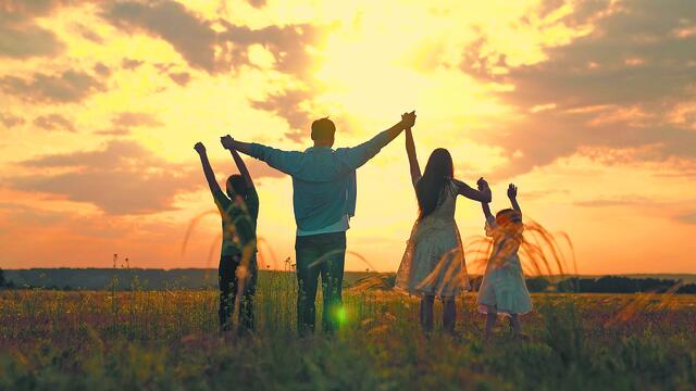 Voucher 500 ευρώ: Οι γιαγιάδες που θα πληρώνονται για να προσέχουν τα εγγόνια τους