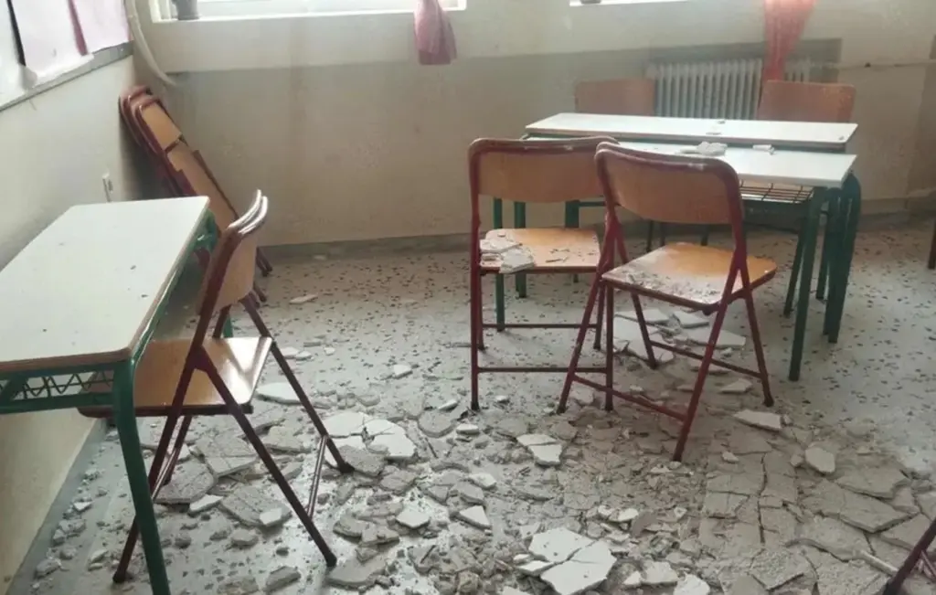 Κατέρρευσε τμήμα ταβανιού σε δημοτικό σχολείο στο Πόρτο Ράφτη – Δύο μαθητές τραυματίστηκαν μέσα στην τάξη
