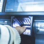 Συντάξεις Δεκεμβρίου 2025: Ποιοι πληρώνονται Δευτέρα, τι ώρα μπαίνουν τα χρήματα