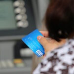 Συντάξεις Δεκεμβρίου 2025: Πότε μπαίνουν στα ΑΤΜ – Όλες οι ημερομηνίες για μισθωτούς και μη