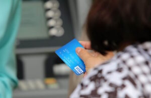 Συντάξεις Δεκεμβρίου 2025: Πότε μπαίνουν στα ΑΤΜ – Όλες οι ημερομηνίες για μισθωτούς και μη