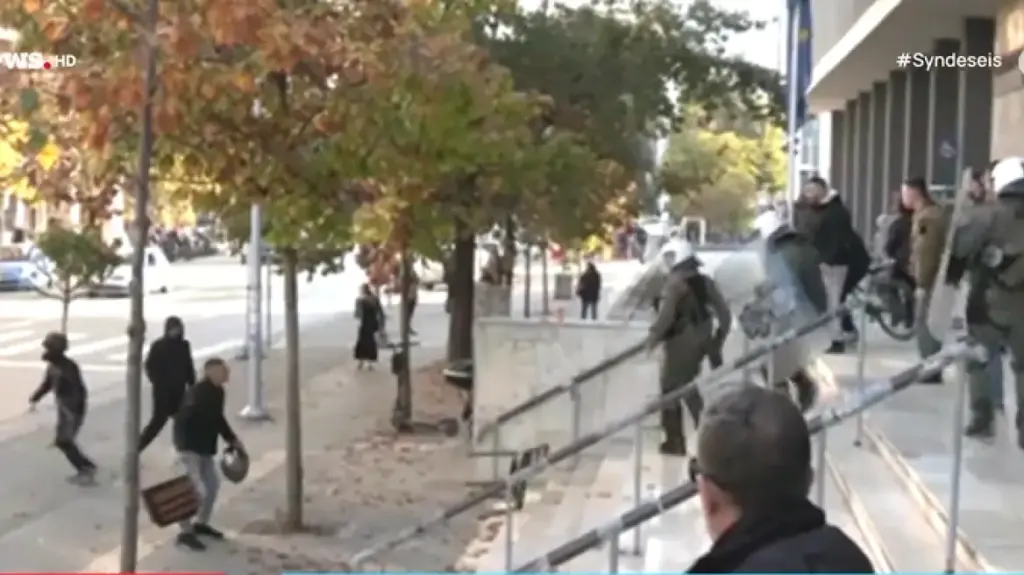 Επεισόδια έξω από τα δικαστήρια πριν τη δίκη για τη δολοφονία του Άλκη Καμπανού