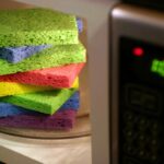 Γιατί πρέπει να βάζετε το σφουγγάρι στον φούρνο μικροκυμάτων — και τι πετυχαίνετε