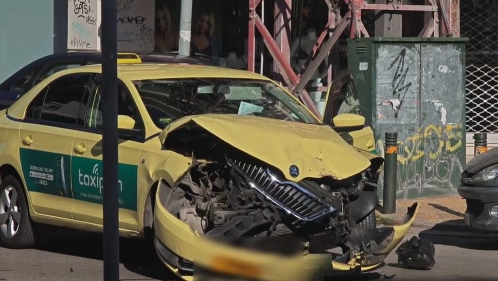 Σφοδρό τροχαίο στην Ευελπίδων – Συγκρούστηκαν βαν με ταξί