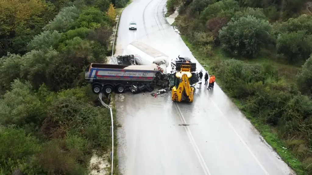 Σοκ! Δύο νταλίκες συγκρούστηκαν στην Ηγουμενίτσα