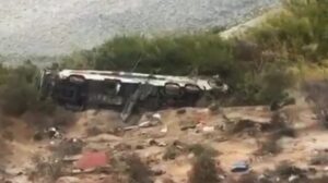 Τραγωδία: Λεωφορείο πέφτει σε γκρεμό – 37 νεκροί και δεκάδες τραυματίες