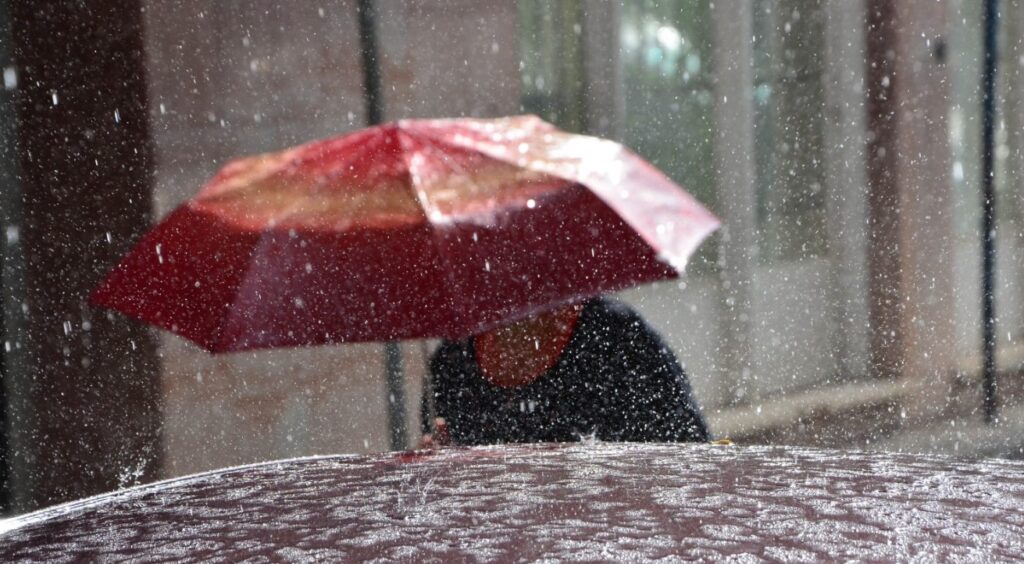 Νέα επιδείνωση της κακοκαιρίας – Πού θα «χτυπήσουν» βροχές και καταιγίδες τις επόμενες ώρες